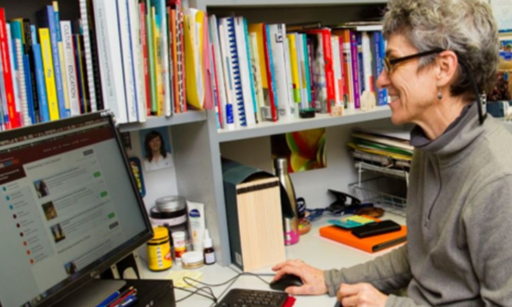 Teacher using the Narragunnawali platform