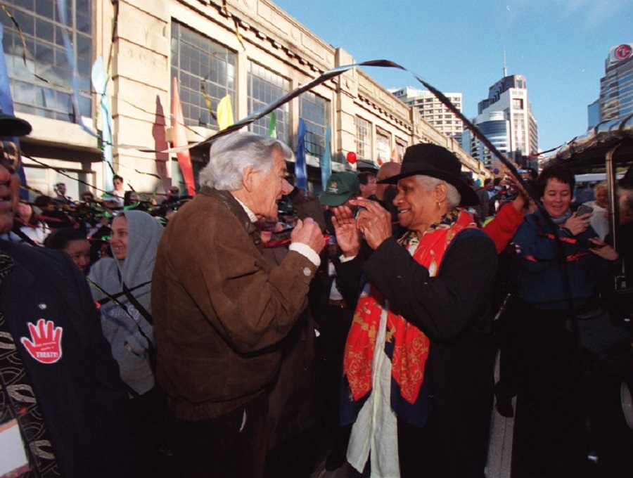 Image of Evelyn Scott and former Australian Prime Minister, Bob Hawke.