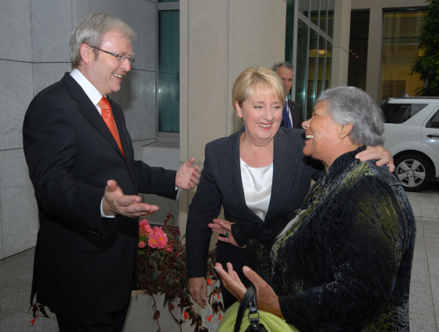 PM Kevin Rudd meets with Aboriginal leader in 2015.