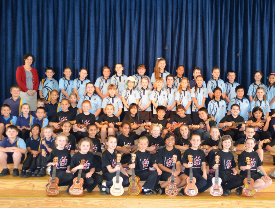 Bray Park State School & Jo Reid-Speirs posing for pic after winning Sing Loud competition